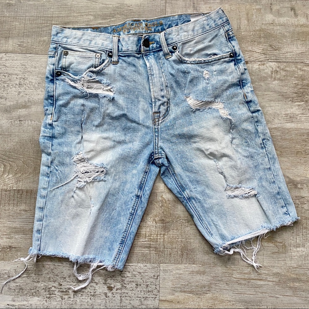 American Eagle Men’s distressed light wash blue